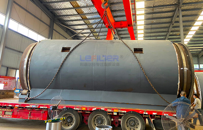 廢輪胎煉油設(shè)備正在裝車(chē) (2) 廢輪胎煉油設(shè)備正在裝車(chē) (2)